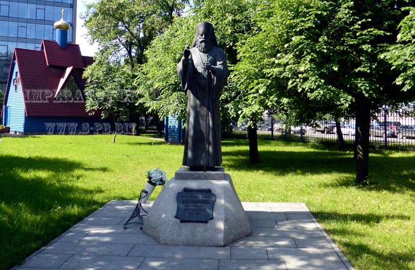 Памятник священномученику Вениамину рядом с храмом Успения Пресвятой Богородицы на Малой Охте. Санкт-Петербург. Лучшие фотографии церквей и соборов на сайте S-Pb.Biz.